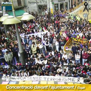 Centenars de mataronins, concentrats davant de l'Ajuntament. Foto: Cugat Comas, Portal Mataró Centenars de mataronins, concentrats davant de l'Ajuntament. Foto: Cugat Comas, Portal Mataró