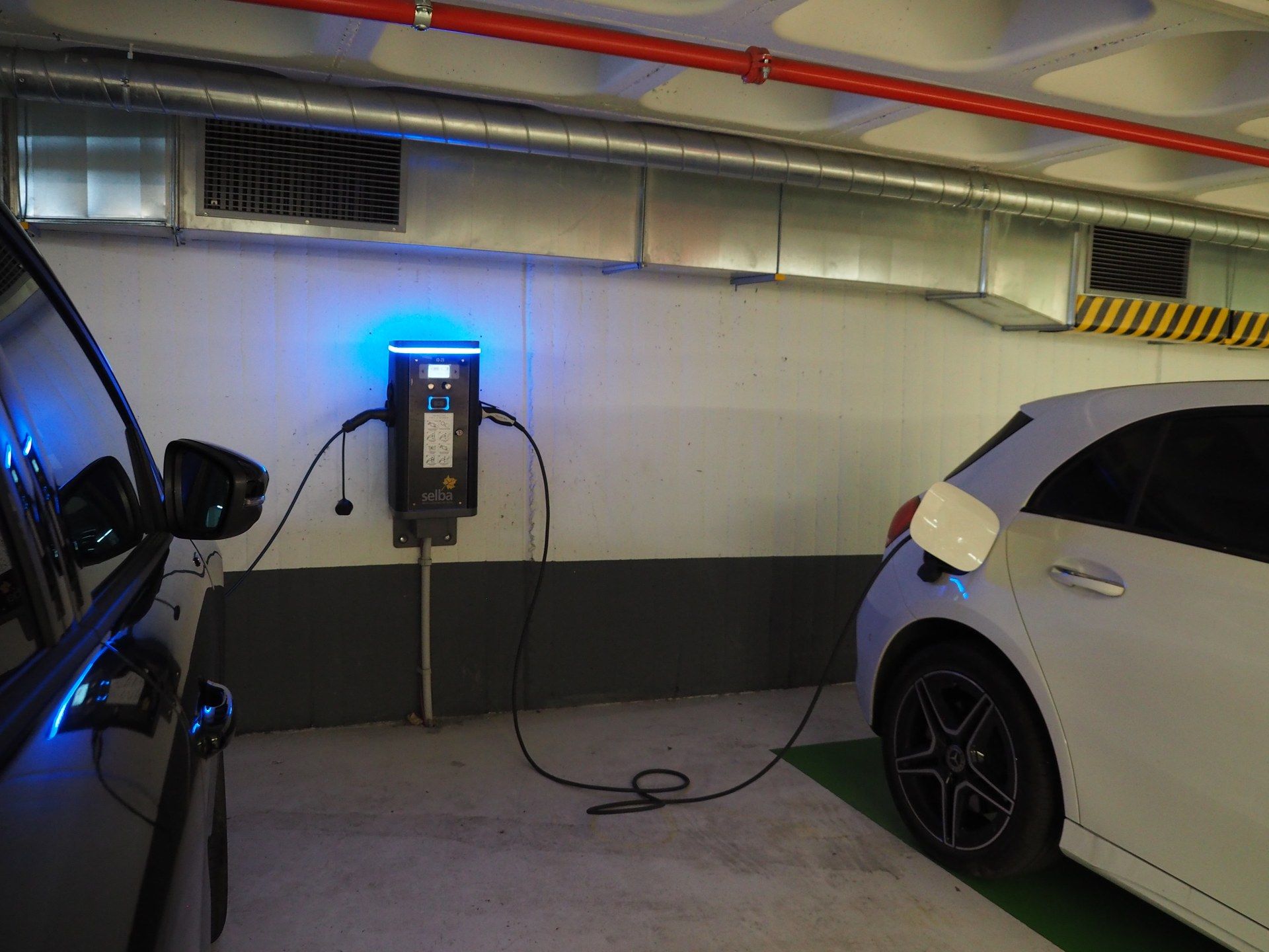 Carregadors de vehicles elèctrics a un pàrquing de Mataró