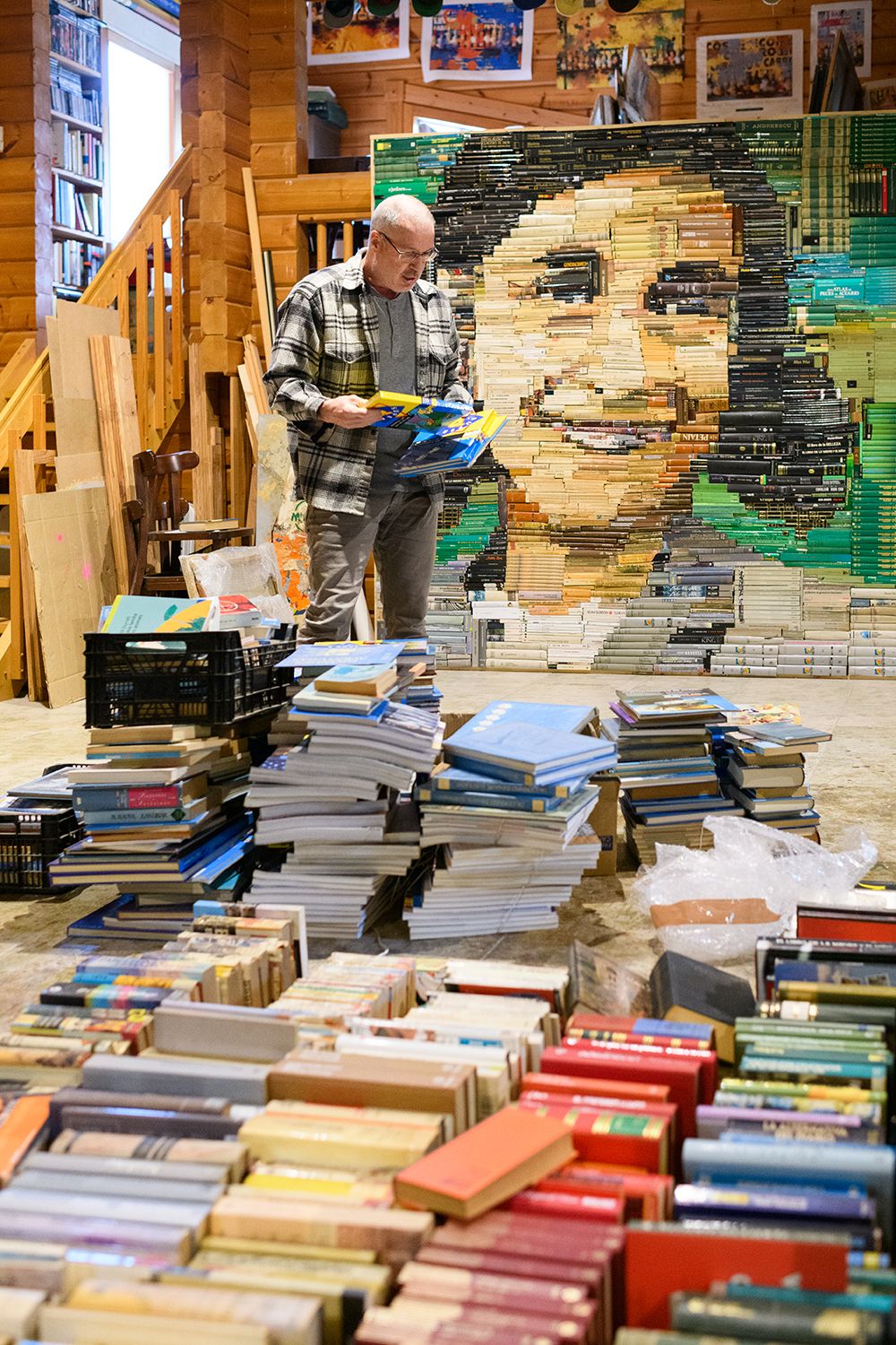 Jordi Prat Pons, amb els llibres i el retrat d'Anna Frank. Foto: R. Gallofré Jordi Prat Pons, amb els llibres i el retrat d'Anna Frank. Foto: R. Gallofré