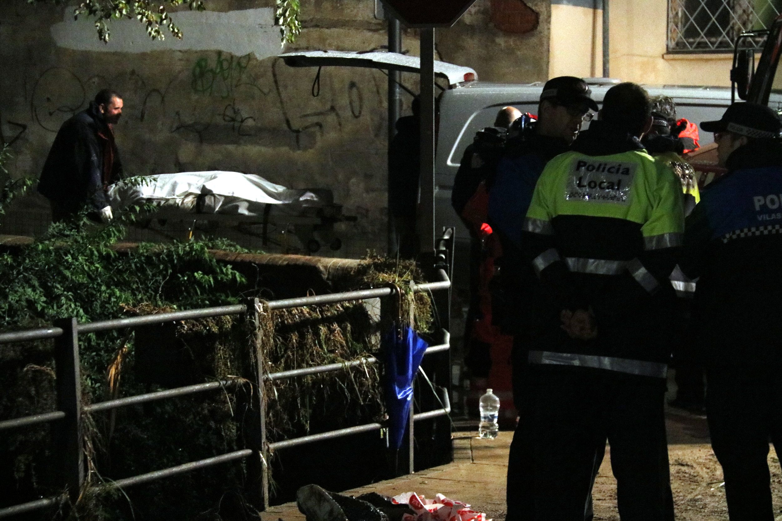 Los servicios de emergencia recogiendo el cuerpo de la víctima. Foto: ACN