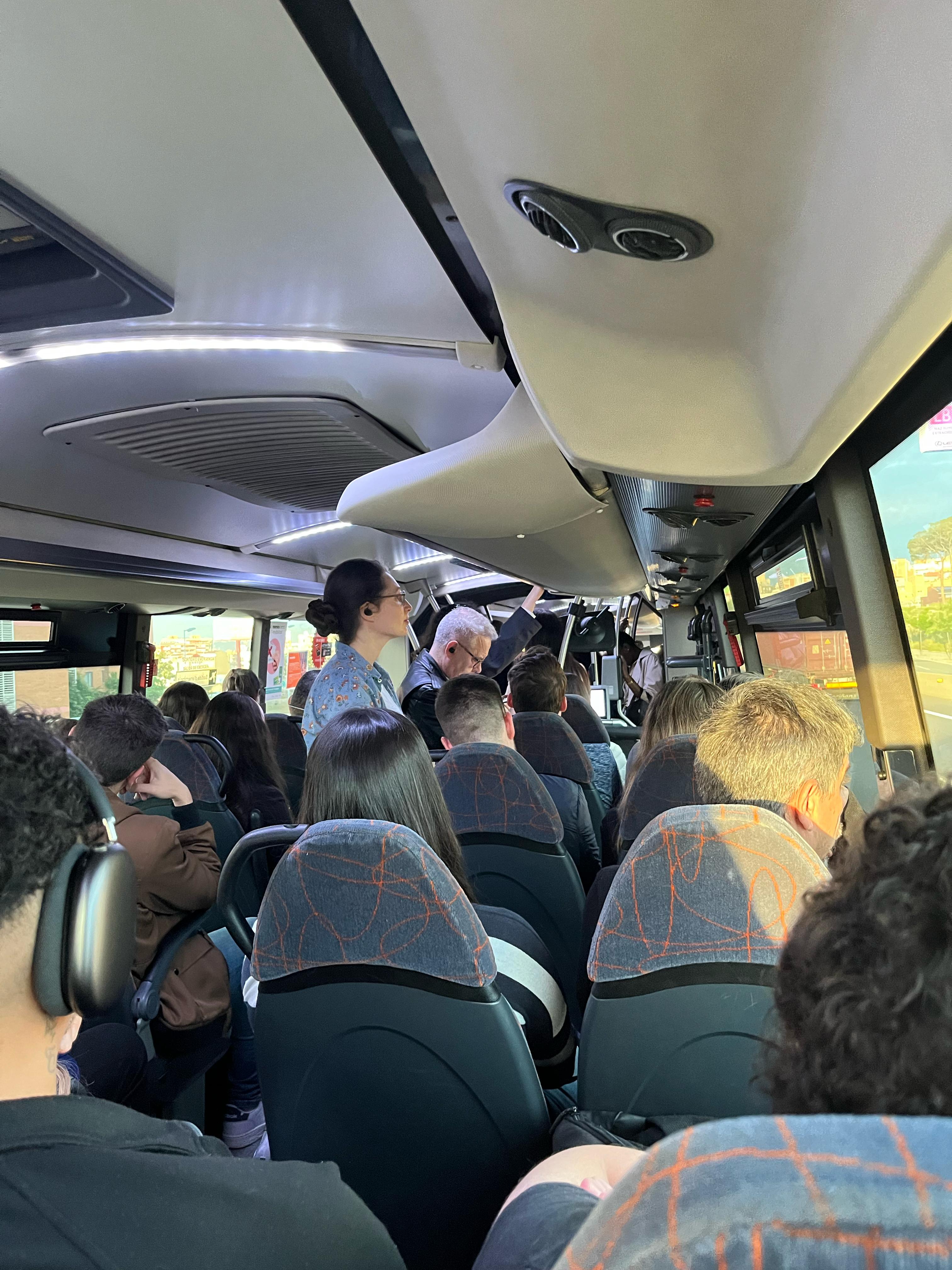 Imatge de "No es pot prohibir anar dempeus als autobusos si abans no reforcem el servei"