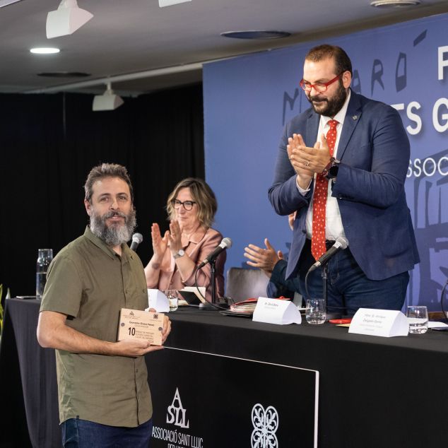 Gonzalo Elvira Pérez, amb el premi a les mans Gonzalo Elvira Pérez, amb el premi a les mans