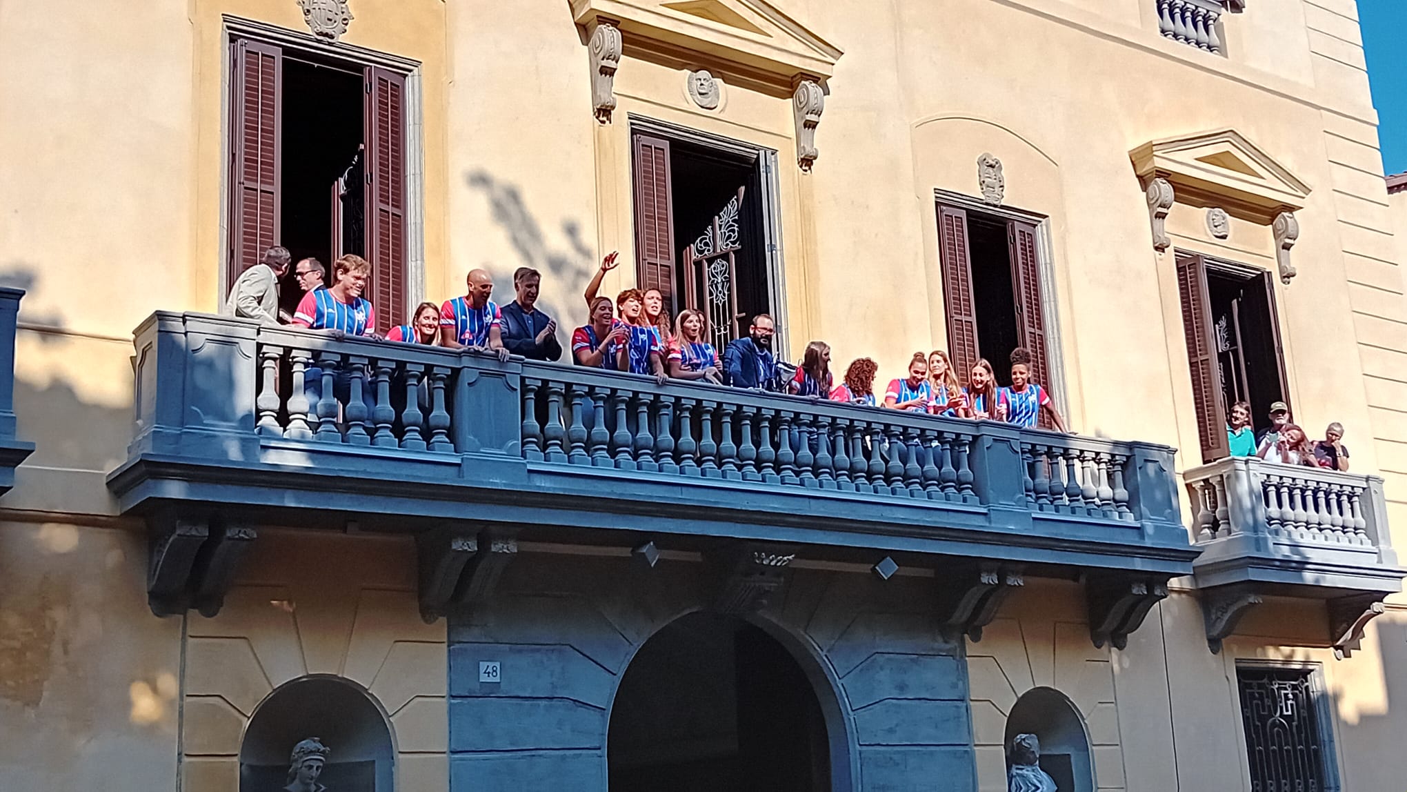 Balcó obert i Bequetero en honor a les campiones de lliga. Foto: A. Roca