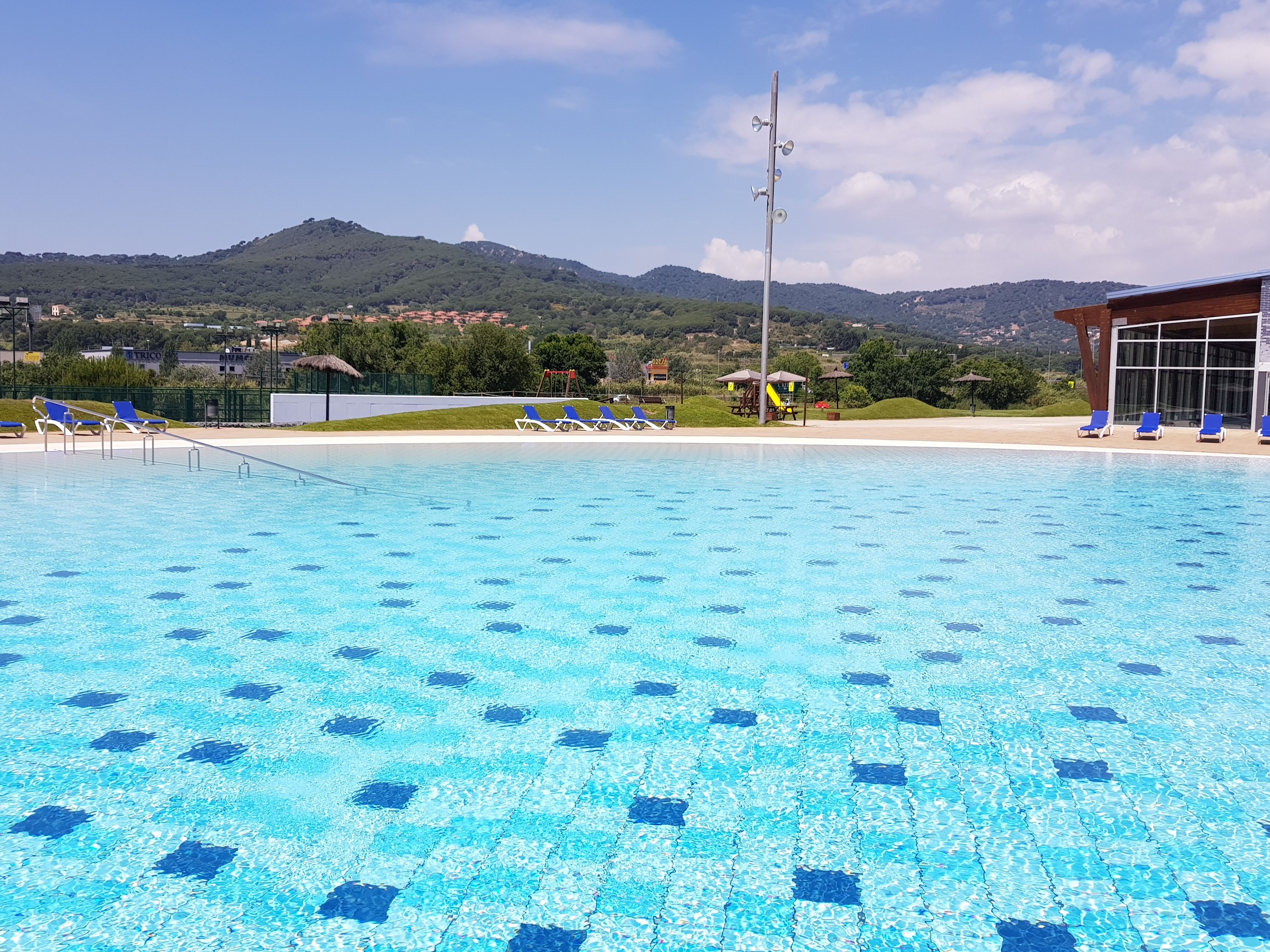 Una de les piscines exteriors que es troba a El Sorrall.