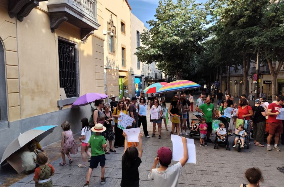 Protesta del AFA del Coromines contra la falta de sombra en el centro
