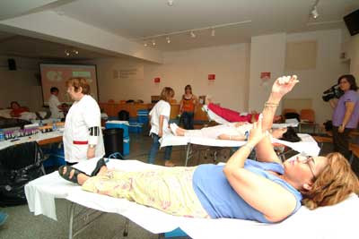 Els donants descansen uns minuts a les lliteres de la biblioteca.