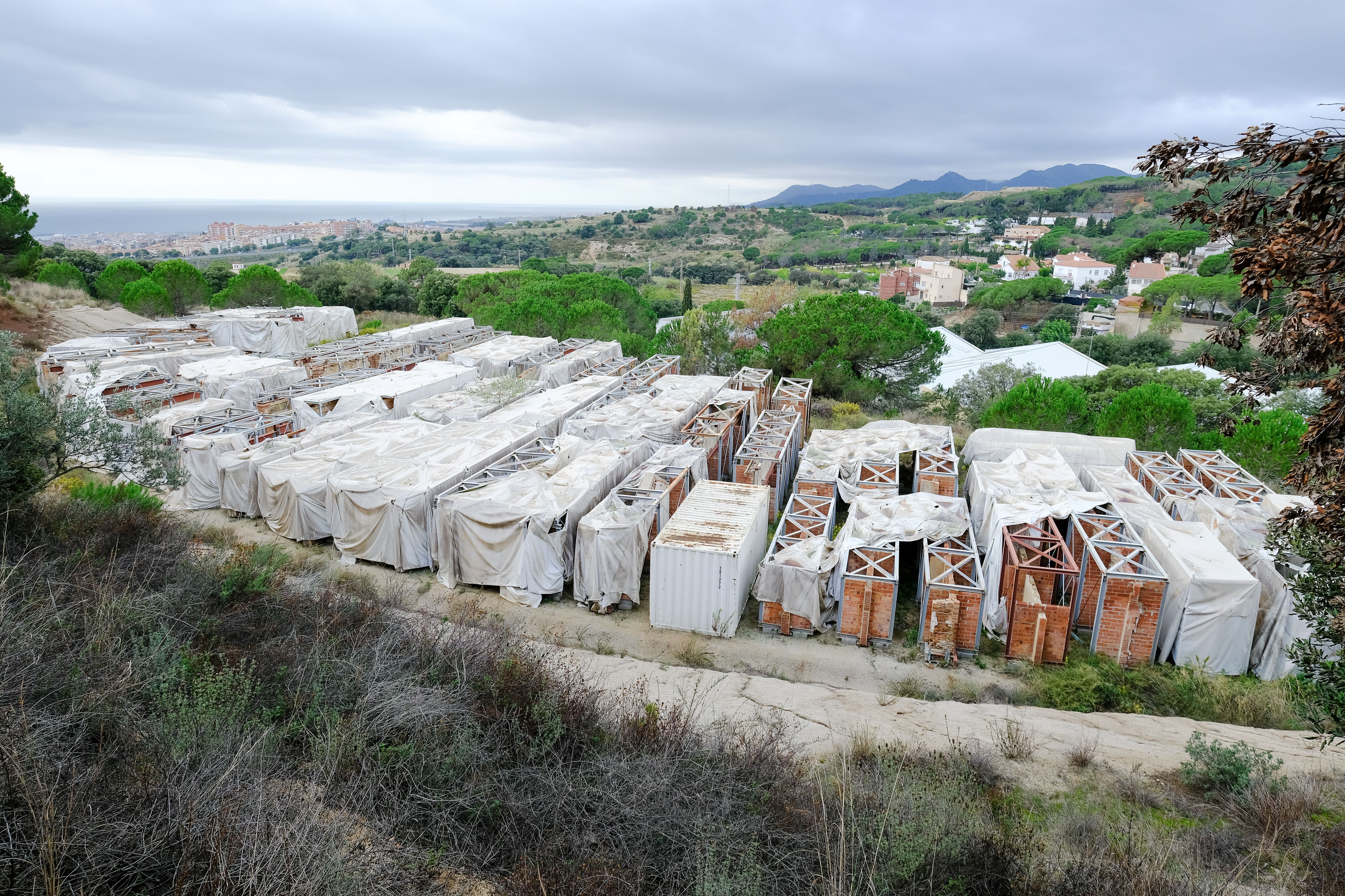 Las piezas de Can Fàbregas, desmontadas y almacenadas en un solar de Valldeix. Foto: R. Gallofré