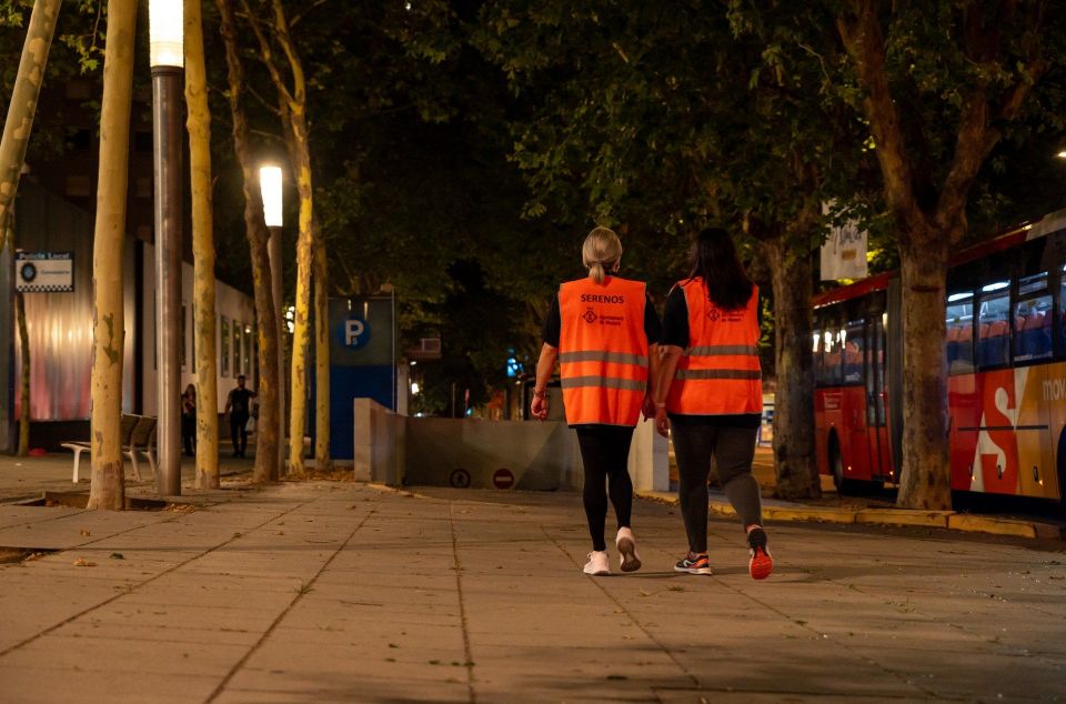 Serenos patrullant els carrers de Mataró Serenos patrullant els carrers de Mataró