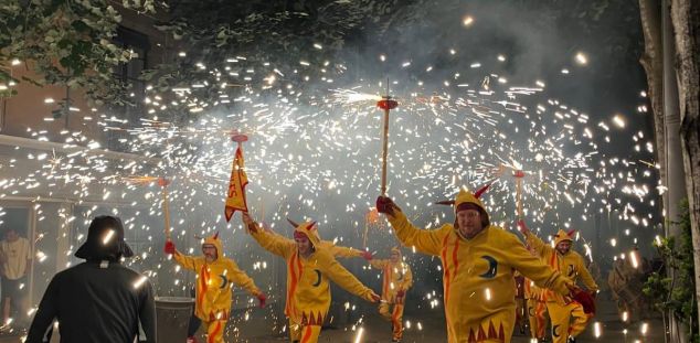 La cercavila de foc dels 20 anys del Ball de Diables de Mataró:Foto: Pau Vilà @poutograf La cercavila de foc dels 20 anys del Ball de Diables de Mataró:Foto: Pau Vilà @poutograf