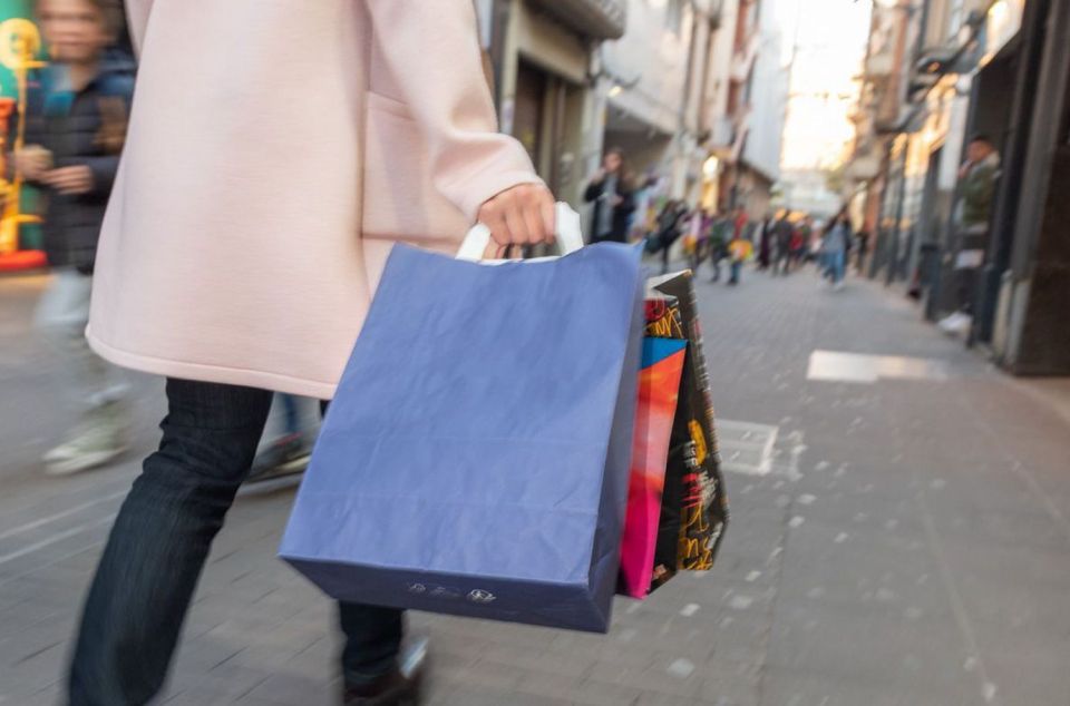 Clientes en el comercio urbano mataroní
