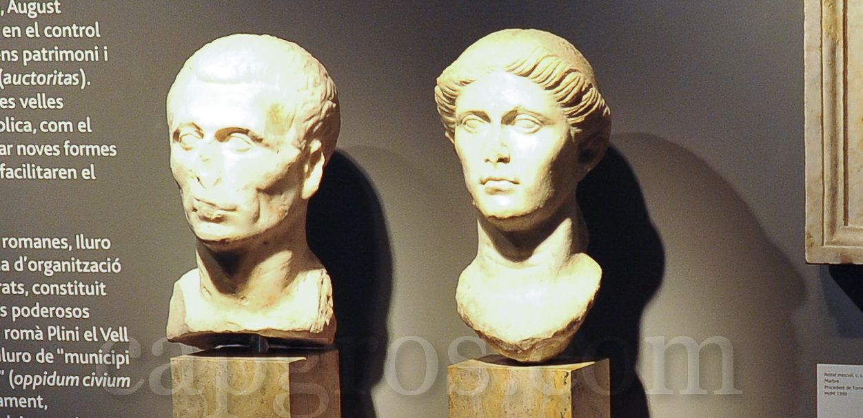 A la dreta el bust El Retrat de Faustina Minor