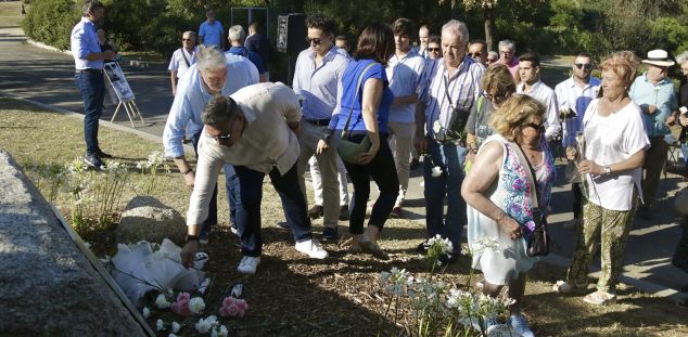 Militants del PP dipisiten flors a l'espai memorial. Foto: ACN Militants del PP dipisiten flors a l'espai memorial. Foto: ACN