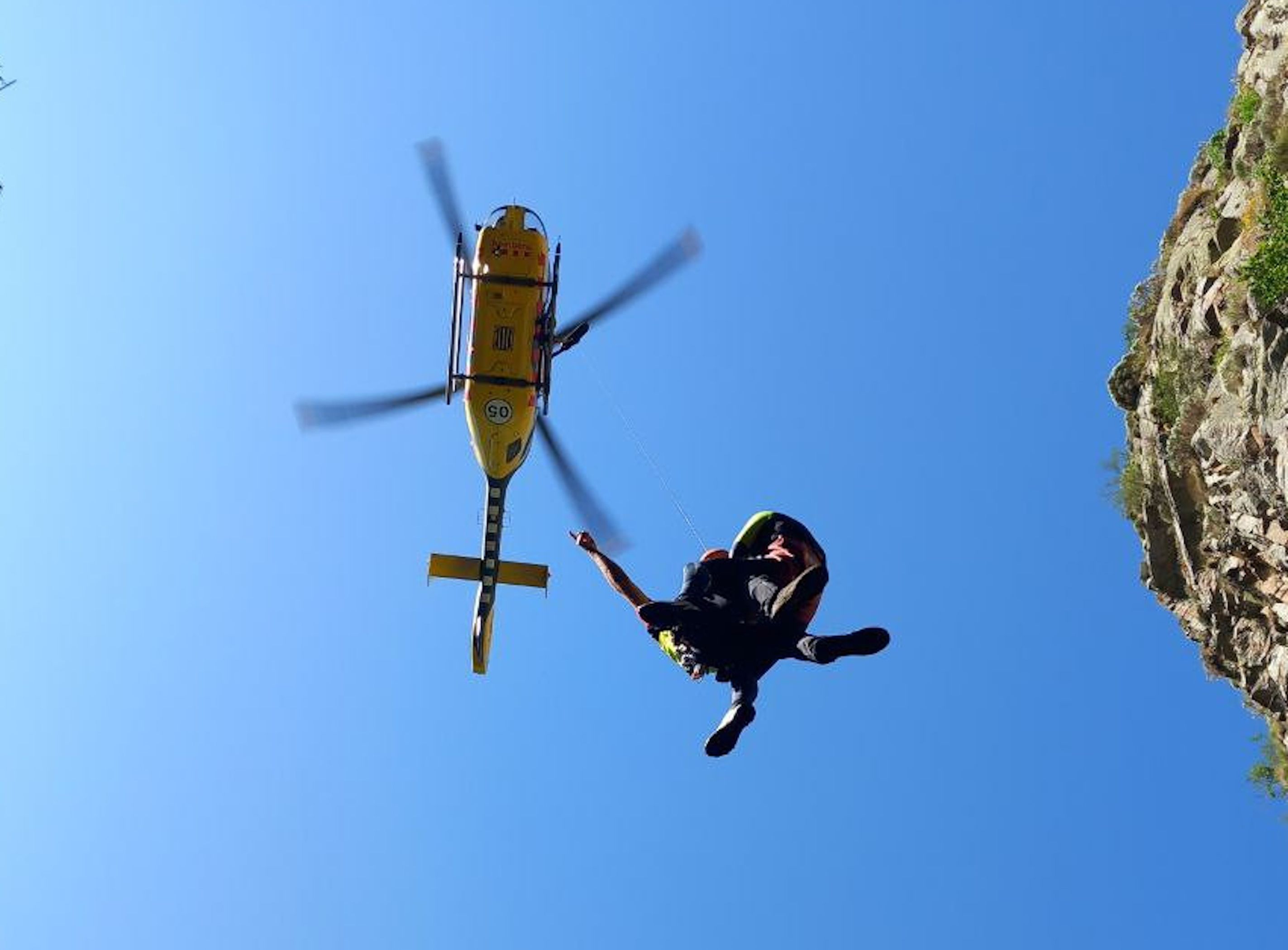 Imatge d'arxiu dels bombers evacuant un ferit que feia barranquisme a Queralbs, l'any passat