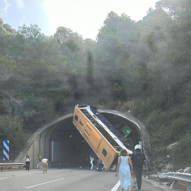 Autobus encastat aa l'entrada del túnel Autobus encastat aa l'entrada del túnel