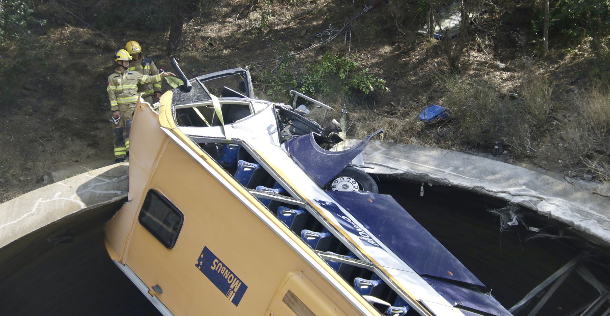 L'autobús accidentat al túnel de la C 32