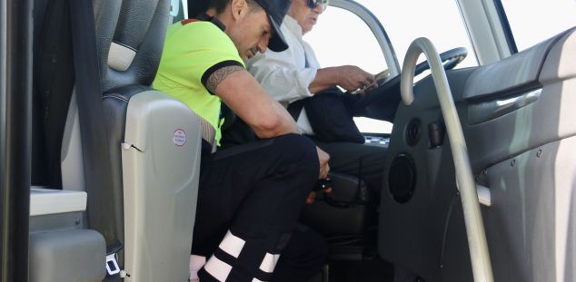 Mossos revisant un tacògraf d'un autobús Mossos revisant un tacògraf d'un autobús
