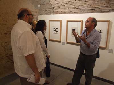 Ignacio Chillida conversando con Jaume Graupera ante las gravitaciones expuestas. Ignacio Chillida conversando con Jaume Graupera ante las gravitaciones expuestas.