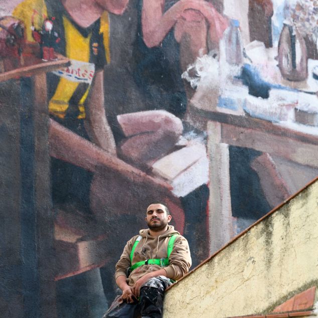 Mohamed L'Ghacham, davant del seu mural. Foto: R. Gallofré Mohamed L'Ghacham, davant del seu mural. Foto: R. Gallofré