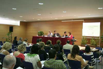Assistens a la samblea del centre de cooperació.