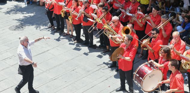 1 4La Banda, l'Agrupació Musical del Maresme, en un moment de Les Santes. Foto: R. Gallofré 1 4La Banda, l'Agrupació Musical del Maresme, en un moment de Les Santes. Foto: R. Gallofré