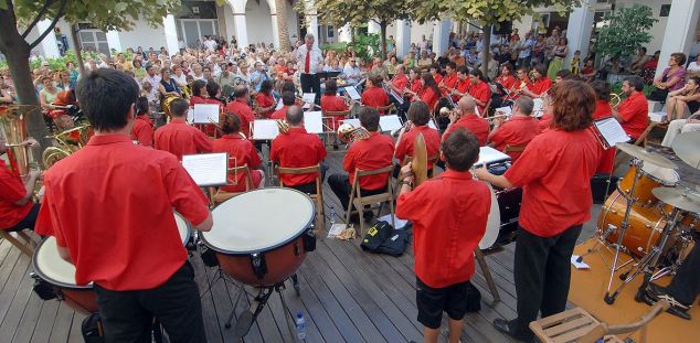 La Banda, l'Agrupació Musical del Maresme, en un moment de Les Santes. Foto: R. Gallofré La Banda, l'Agrupació Musical del Maresme, en un moment de Les Santes. Foto: R. Gallofré