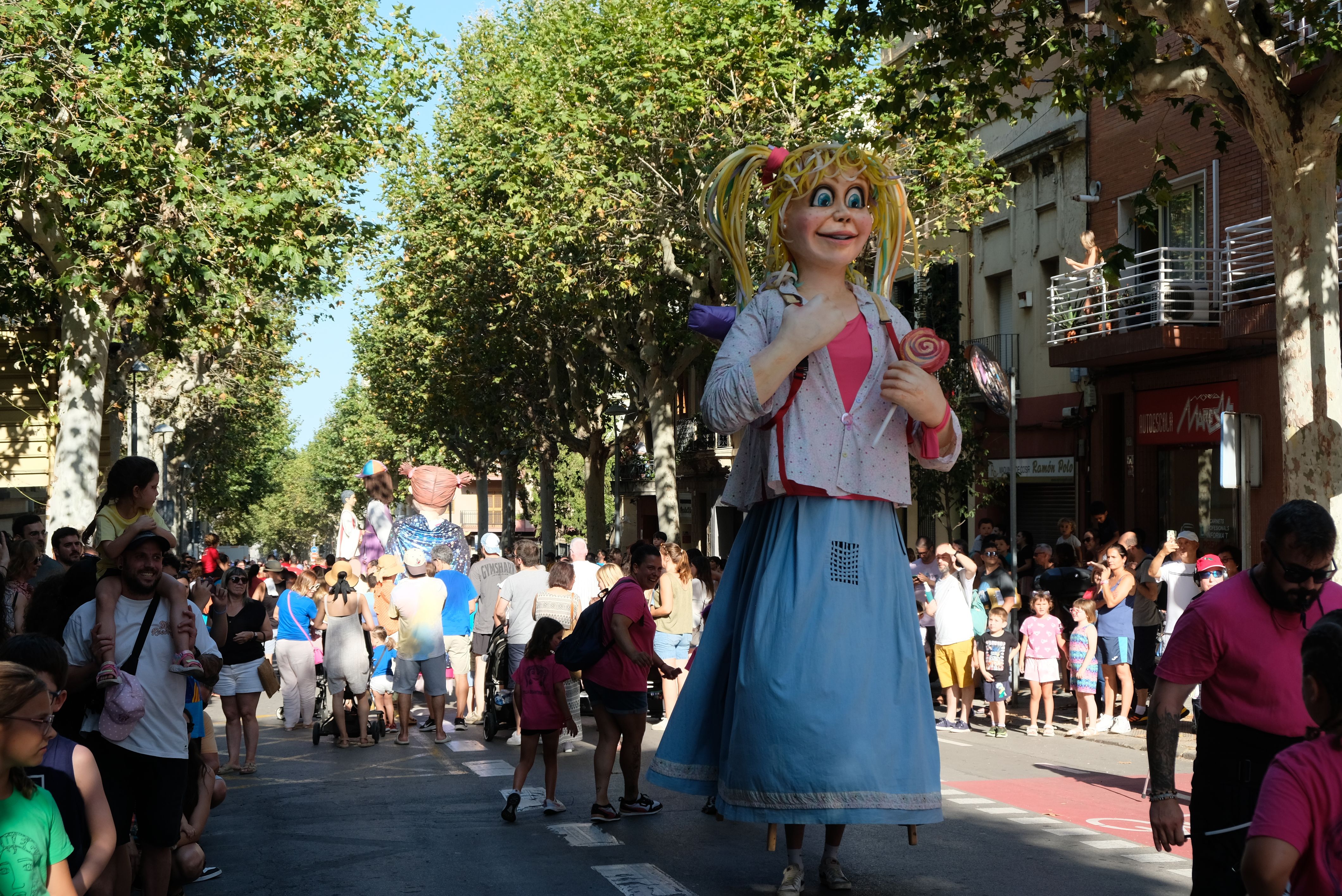 Escoles, entitats, assocacions veïnals... poden lluir els seus gegants per Santes. Fotos: C. F. 