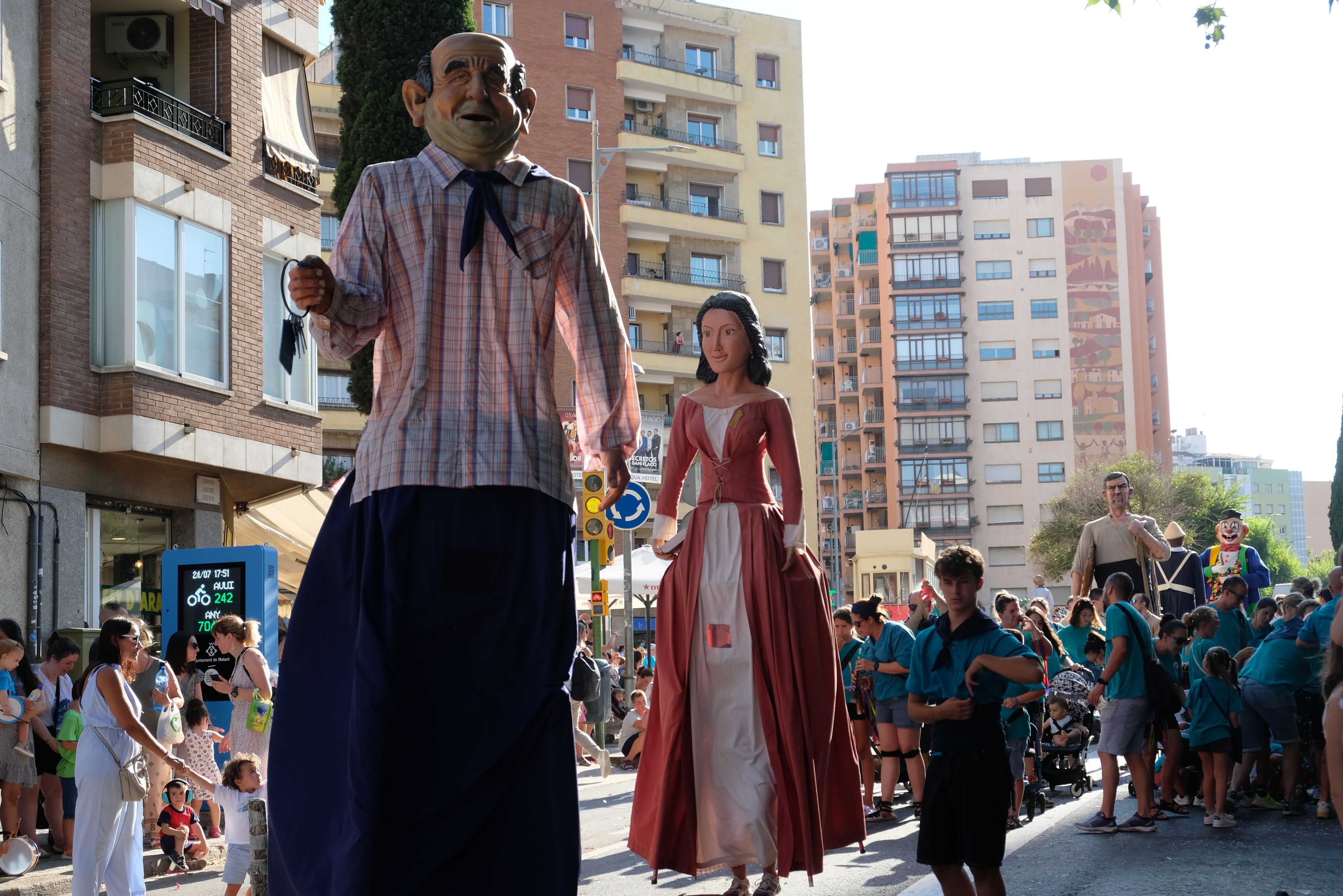 La cercavila va sortir de Les Esmandies per anar cap al Centre