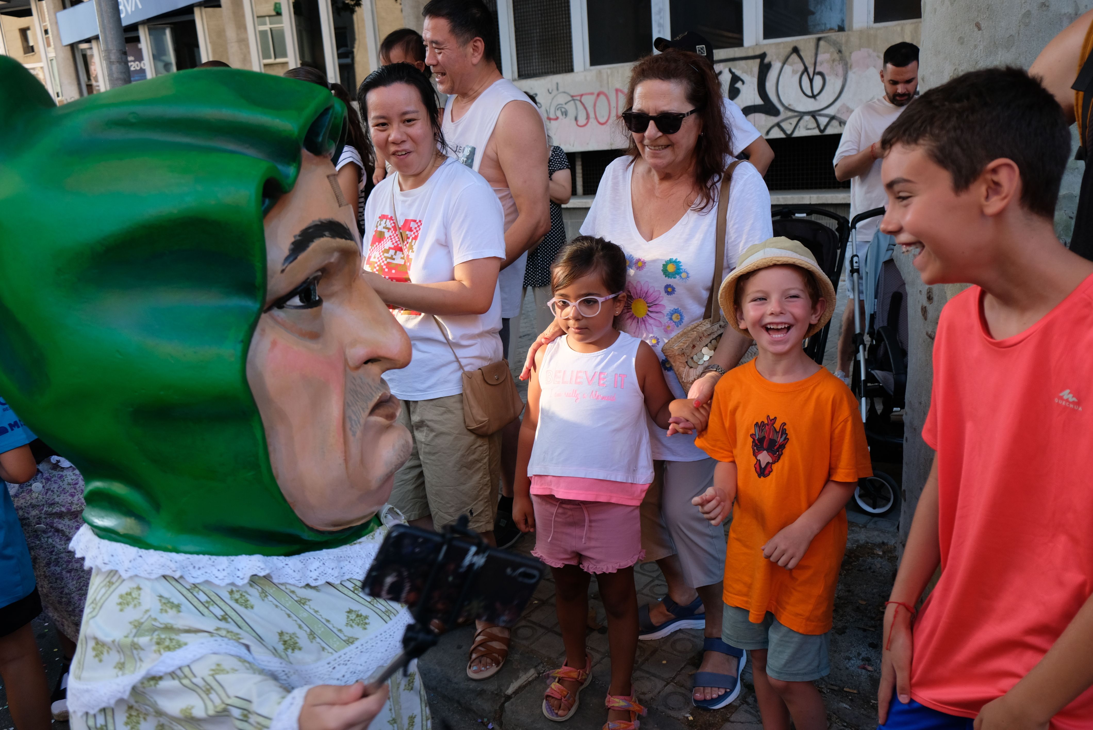 Els nans, amb els infants.  Foto: C. F. 