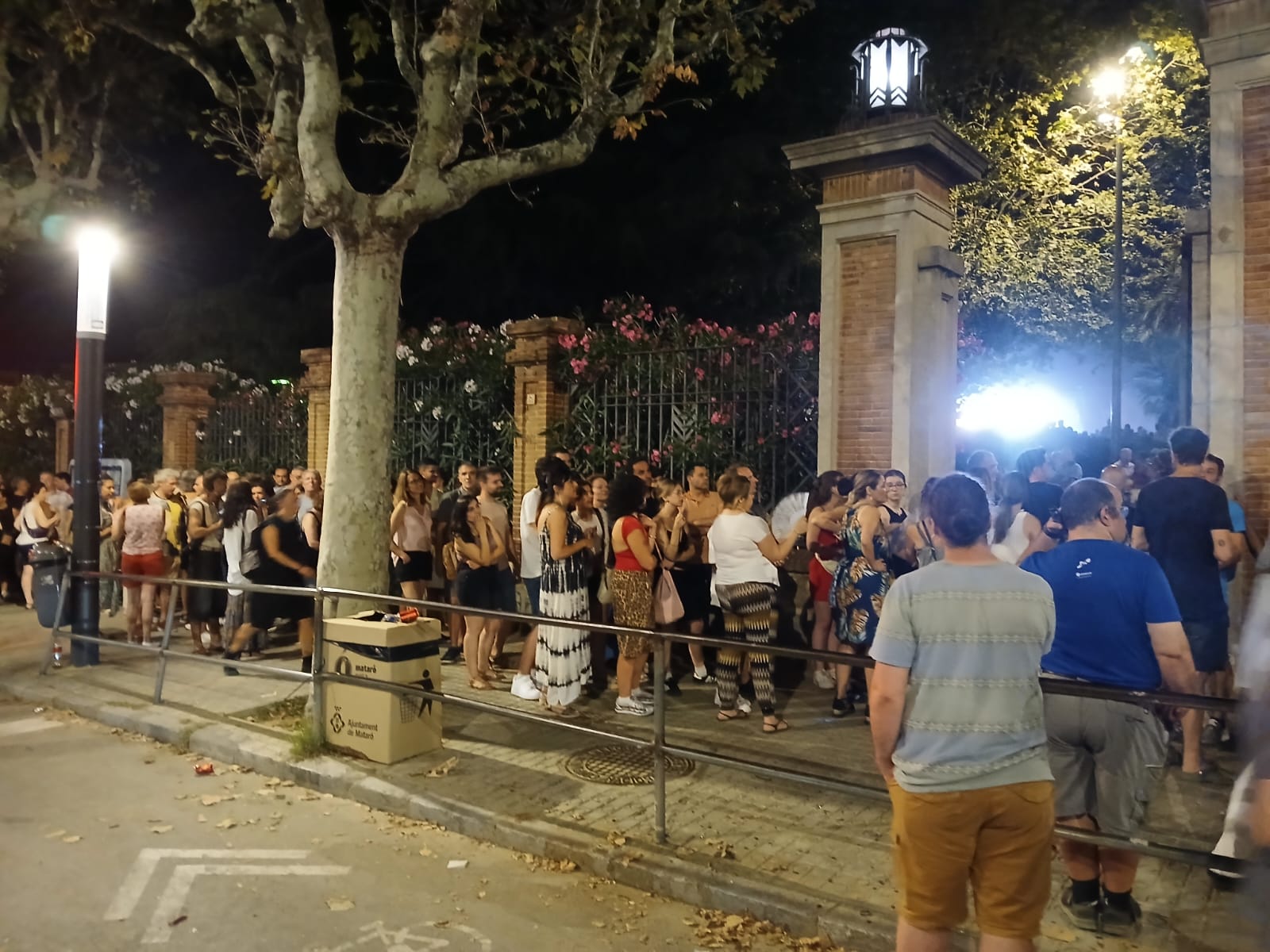 Cua per entrar a la revetlla. Foto M. G. 