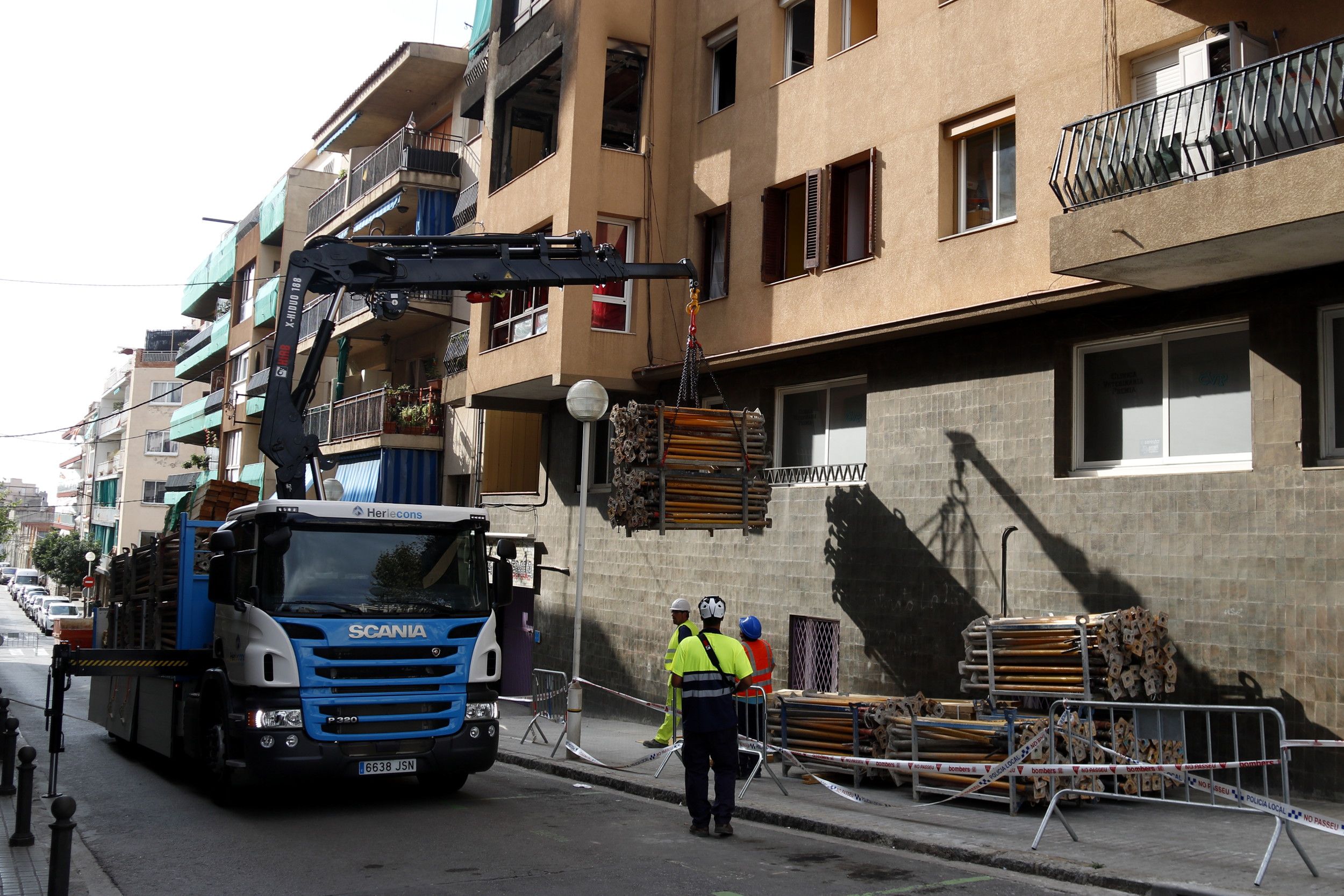 Operaris treballant a l'edifici sinistrat de Premià de Mar. Foto: ACN