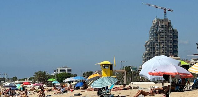 Una caseta groga a la Platja del Varador de Mataró.