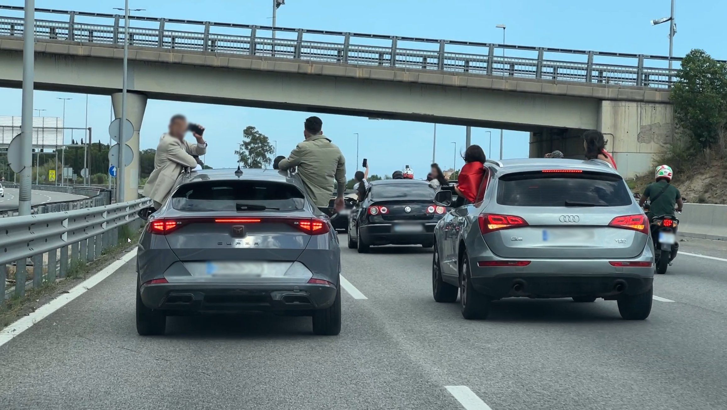 Fotografia amb les persones ciculant de manera temerària. Foto: Mossos d'Esquadra.