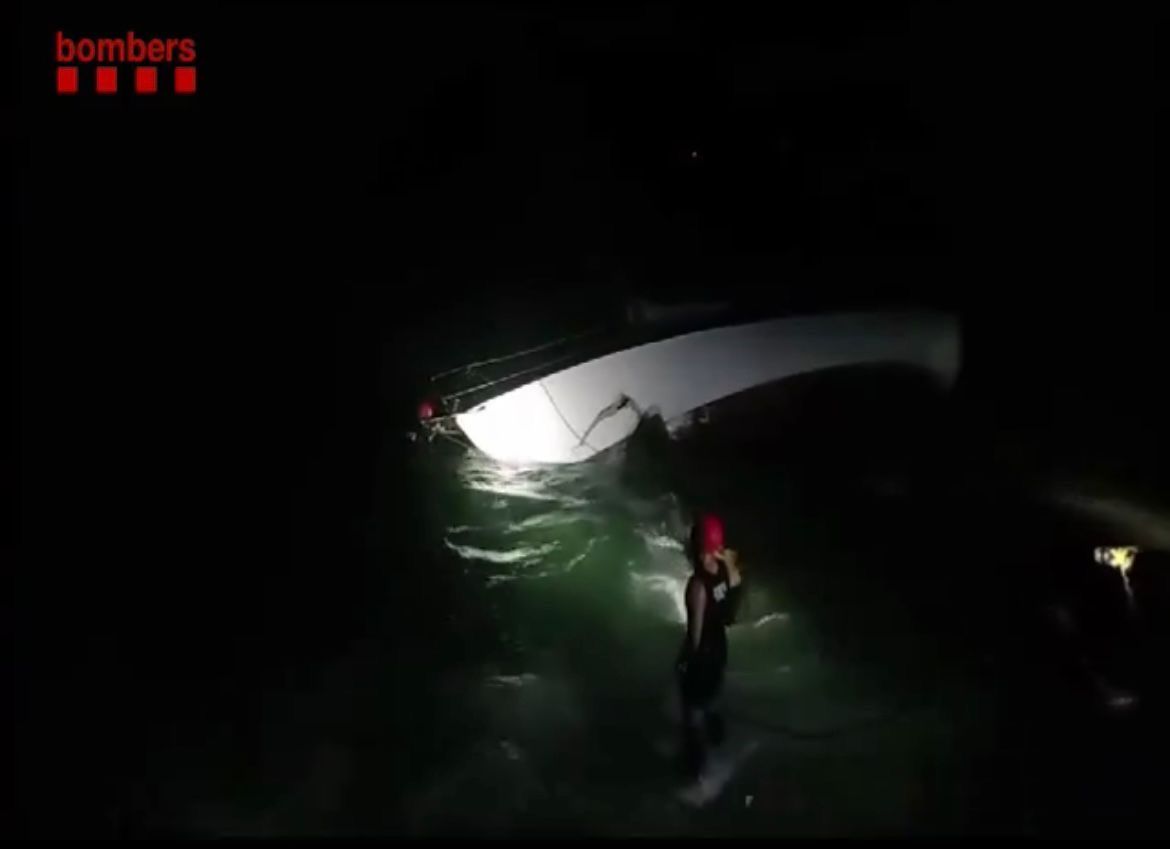 Moment de la intervenció dels bombers aquesta passada nit.