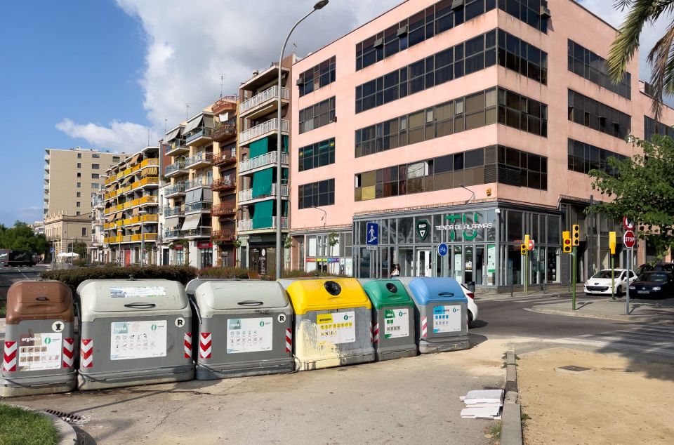 Contenedores de basura en la avenida Maresme con calle Sant Antoni. Foto: R.Gallofré