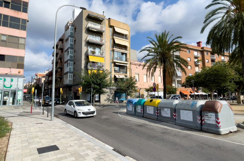 Contenidors de la brossa a l'avinguda Maresme amb carrer Sant Antoni. Foto: R.Gallofré Contenidors de la brossa a l'avinguda Maresme amb carrer Sant Antoni. Foto: R.Gallofré