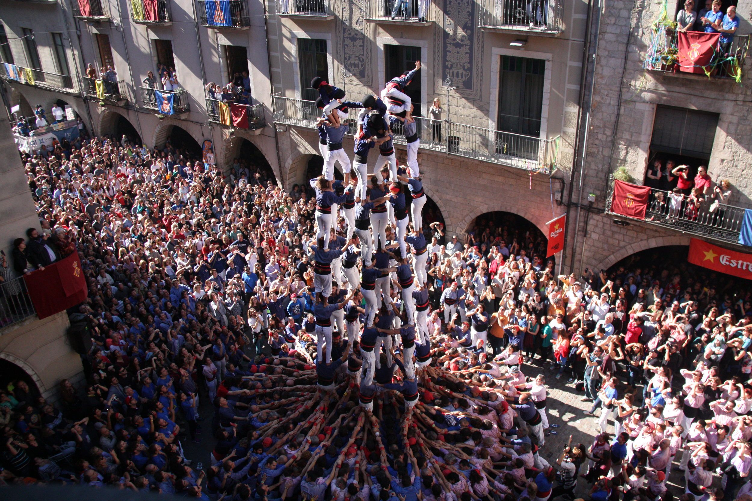 L'enxaneta dels Capgrossos coronant el 9 de 8. Foto: ACN