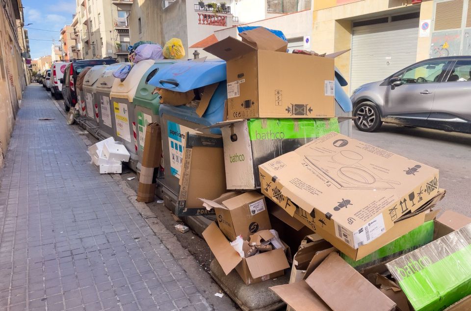 Contenidors plens de brossa, un dels problemes d'incivisme a Mataró Contenidors plens de brossa, un dels problemes d'incivisme a Mataró