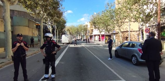 L'Avinguda de la Gatassa, tallada per l'aparició d'una maleta sospitosa. Foto: VB L'Avinguda de la Gatassa, tallada per l'aparició d'una maleta sospitosa. Foto: VB