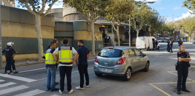 L'Avinguda de la Gatassa, tallada per l'aparició d'una maleta sospitosa. Foto: VB L'Avinguda de la Gatassa, tallada per l'aparició d'una maleta sospitosa. Foto: VB