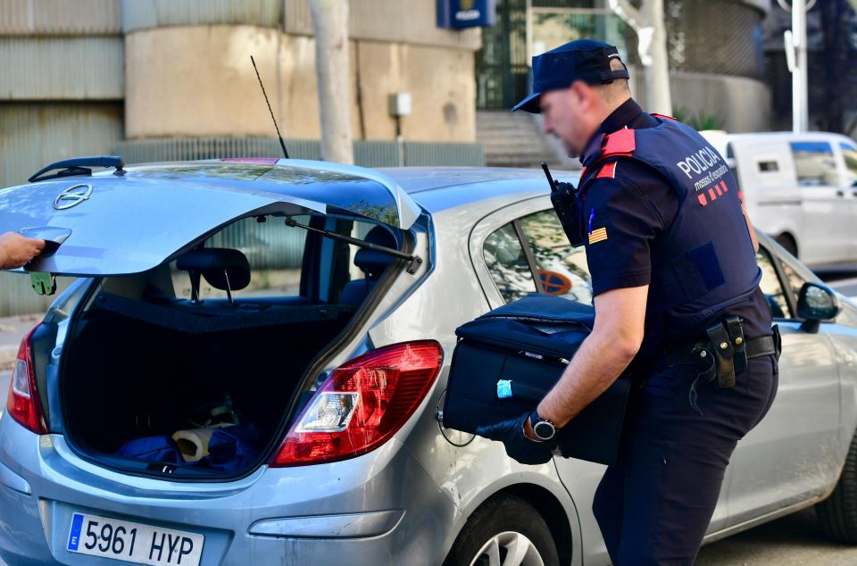 L'agent enduent se la maleta (1) L'agent enduent se la maleta (1)