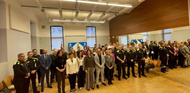 Foto de família de la Consellera, les autoritats i els nous policies Foto de família de la Consellera, les autoritats i els nous policies