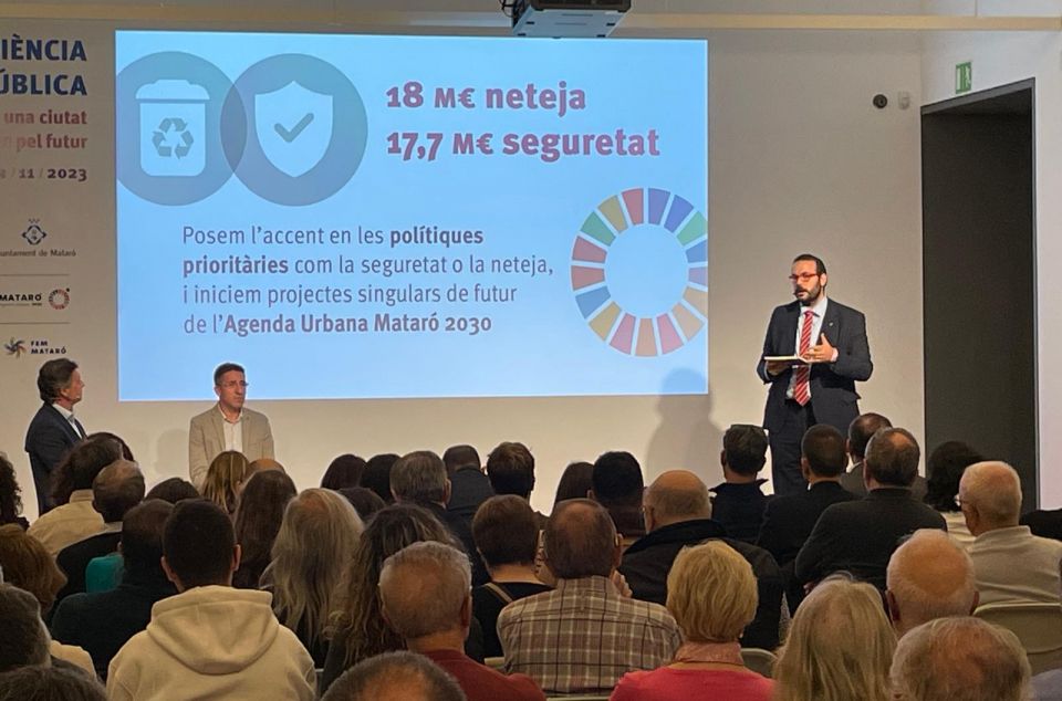 L'anterior Audiència Pública, amb l'alcalde i els regidors L'anterior Audiència Pública, amb l'alcalde i els regidors