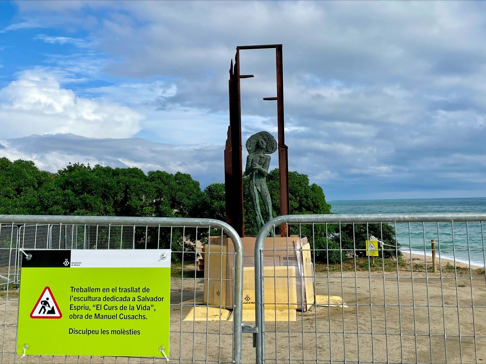 Mataró mou una escultura de 20 tones un any i mig després d’inaugurar-la