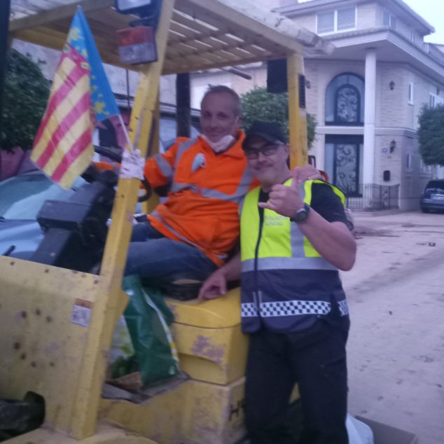 En Joan,amb en Rafa, un voluntari del poble que no para d'anar amunt i avall amb el 'toro' En Joan,amb en Rafa, un voluntari del poble que no para d'anar amunt i avall amb el 'toro'