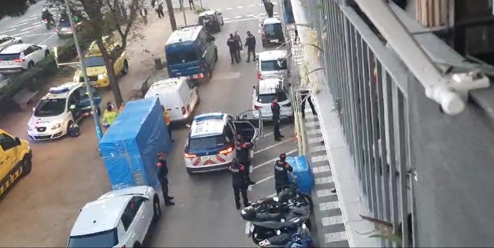 Desplegament de Mossos per detenir l'home