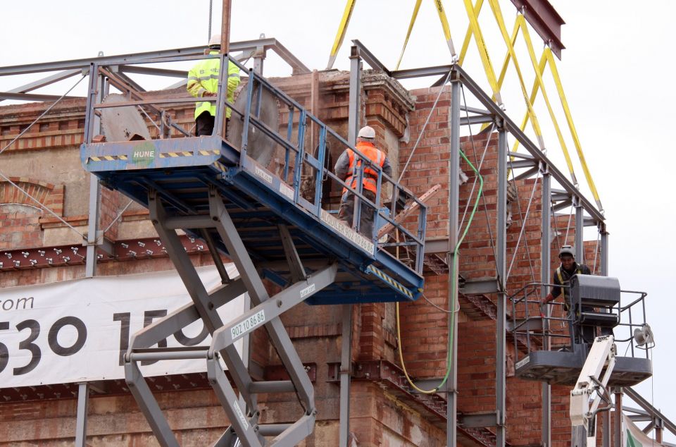 Mataró es resigna a reconstruir la fàbrica que va esquarterar per fer lloc a El Corte Inglés Mataró es resigna a reconstruir la fàbrica que va esquarterar per fer lloc a El Corte Inglés