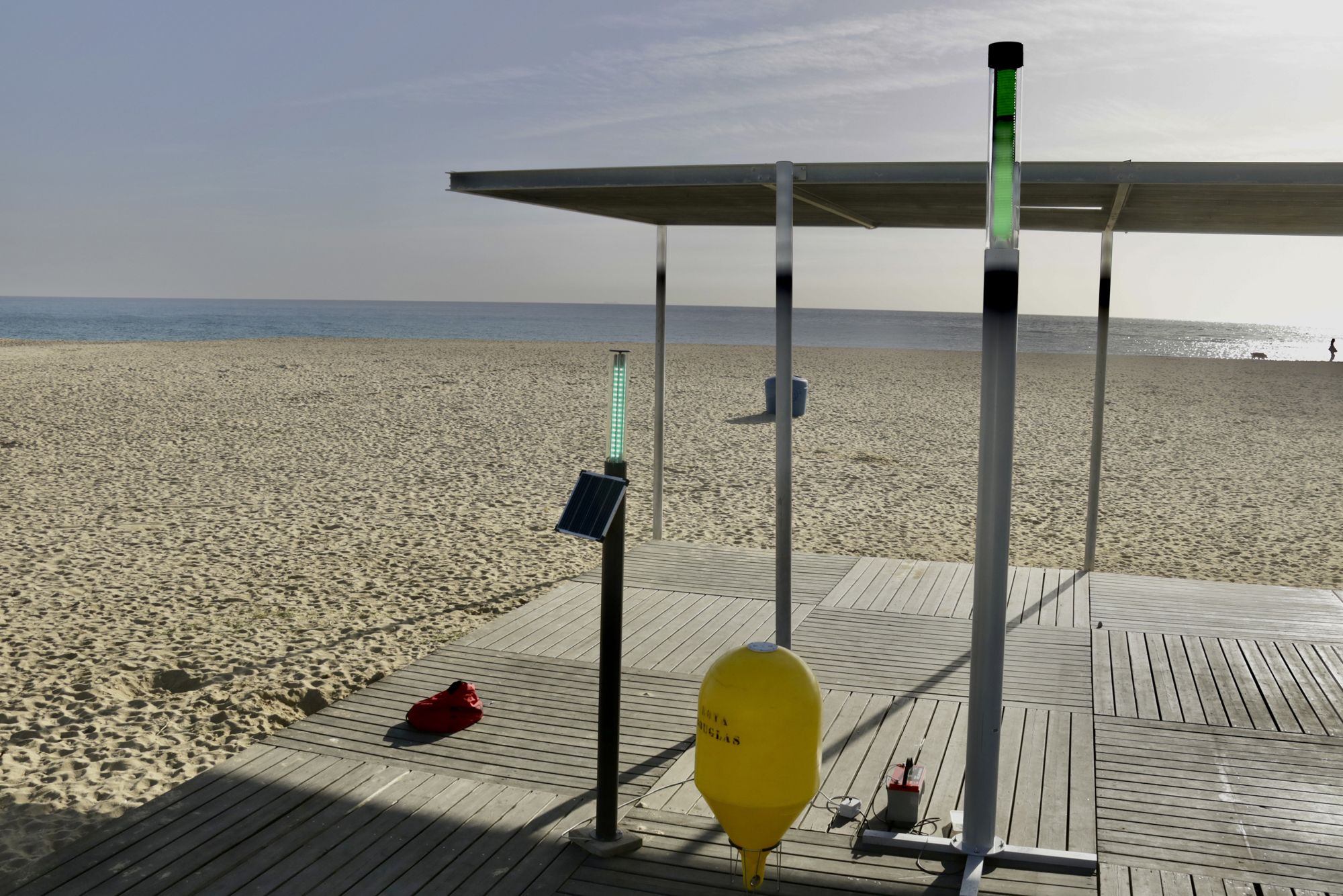 Un dels fanals semafòrics a la platja de Sant Simó de Mataró