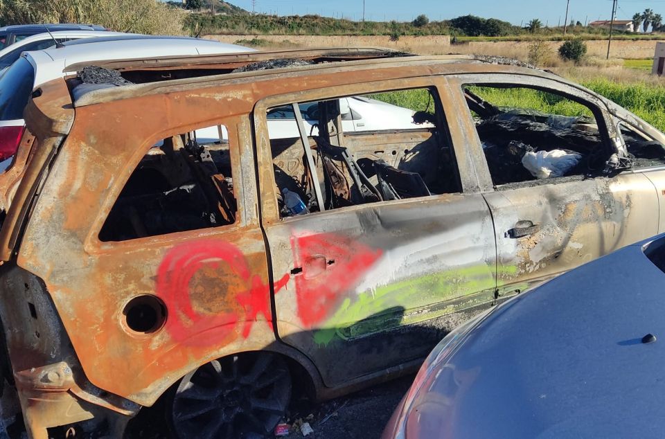 Medio año para retirar un coche abandonado y quemado en Mataró Medio año para retirar un coche abandonado y quemado en Mataró