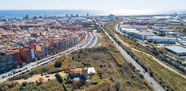 Vista aèria de la ronda president Tarradellas de Mataró, on van enxampar el lladre grimpant per la façana