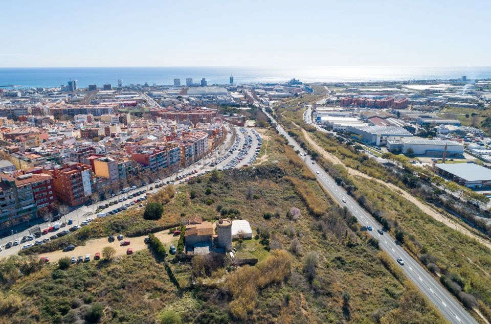 Vista aèria de la ronda president Tarradellas de Mataró, on van enxampar el lladre grimpant per la façana